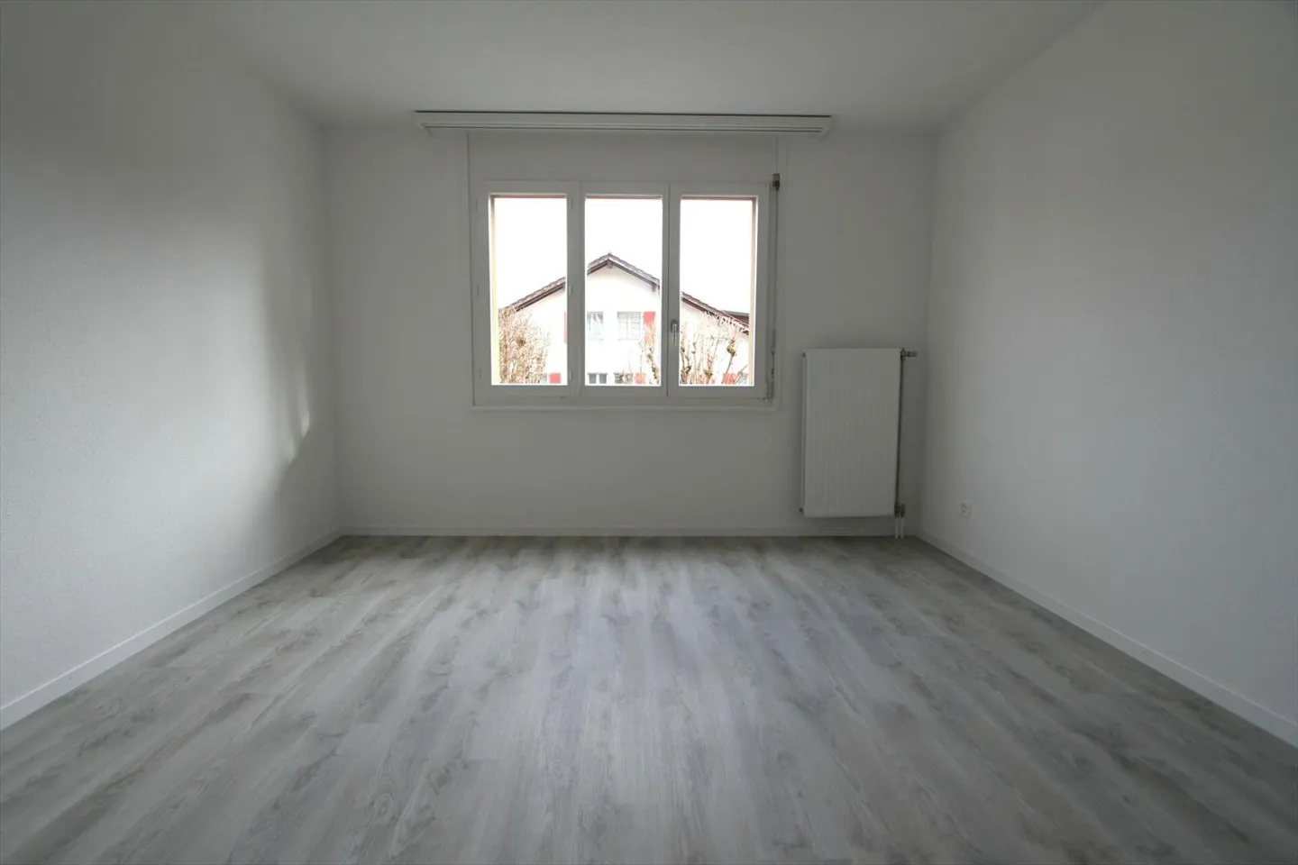 Wohnung mit 2.5 Zimmern renoviert mit Terrasse - Foto 3 von 5