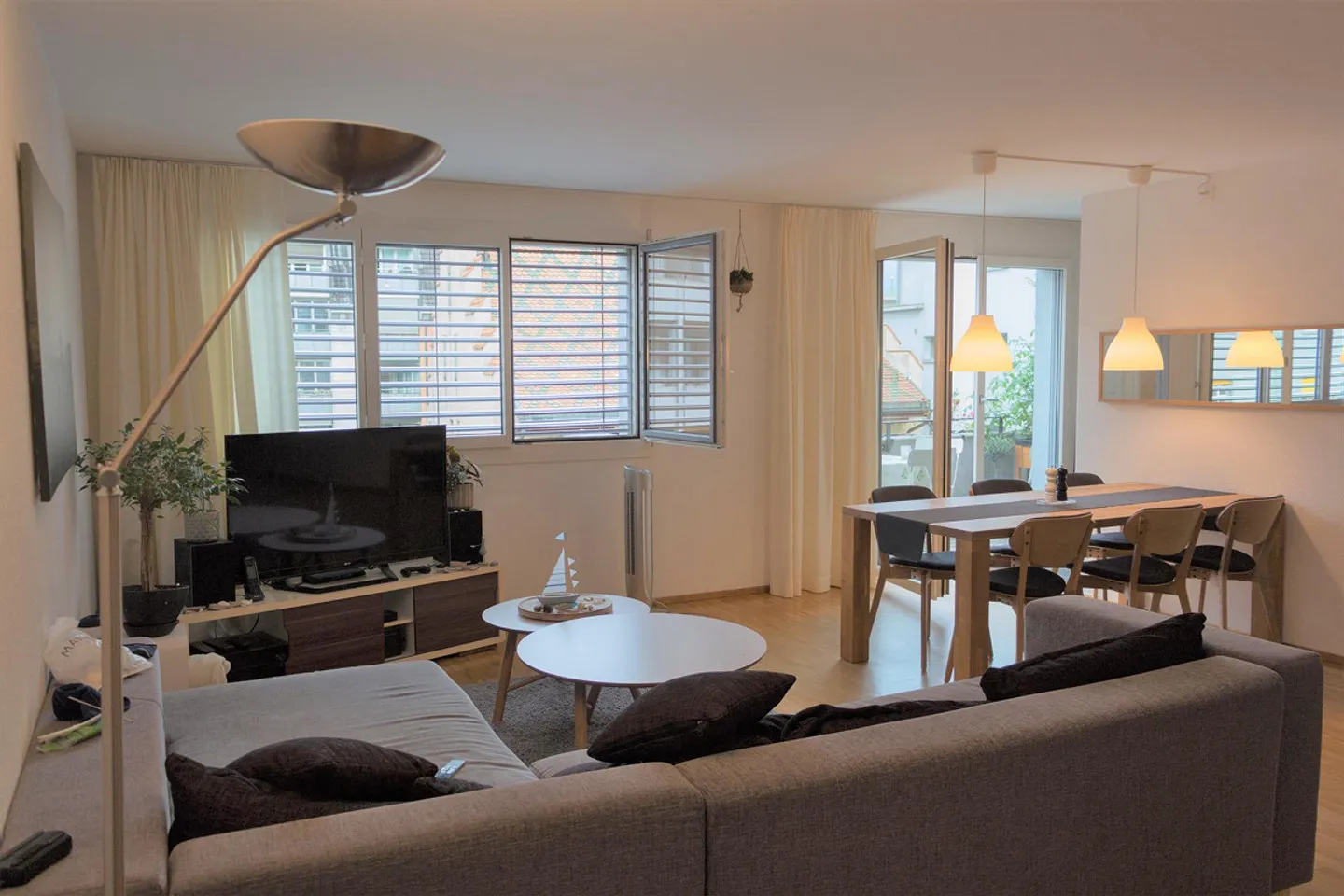Ampio appartamento di 4 stanze con balcone e molto spazio abitativo - Foto 1 di 8