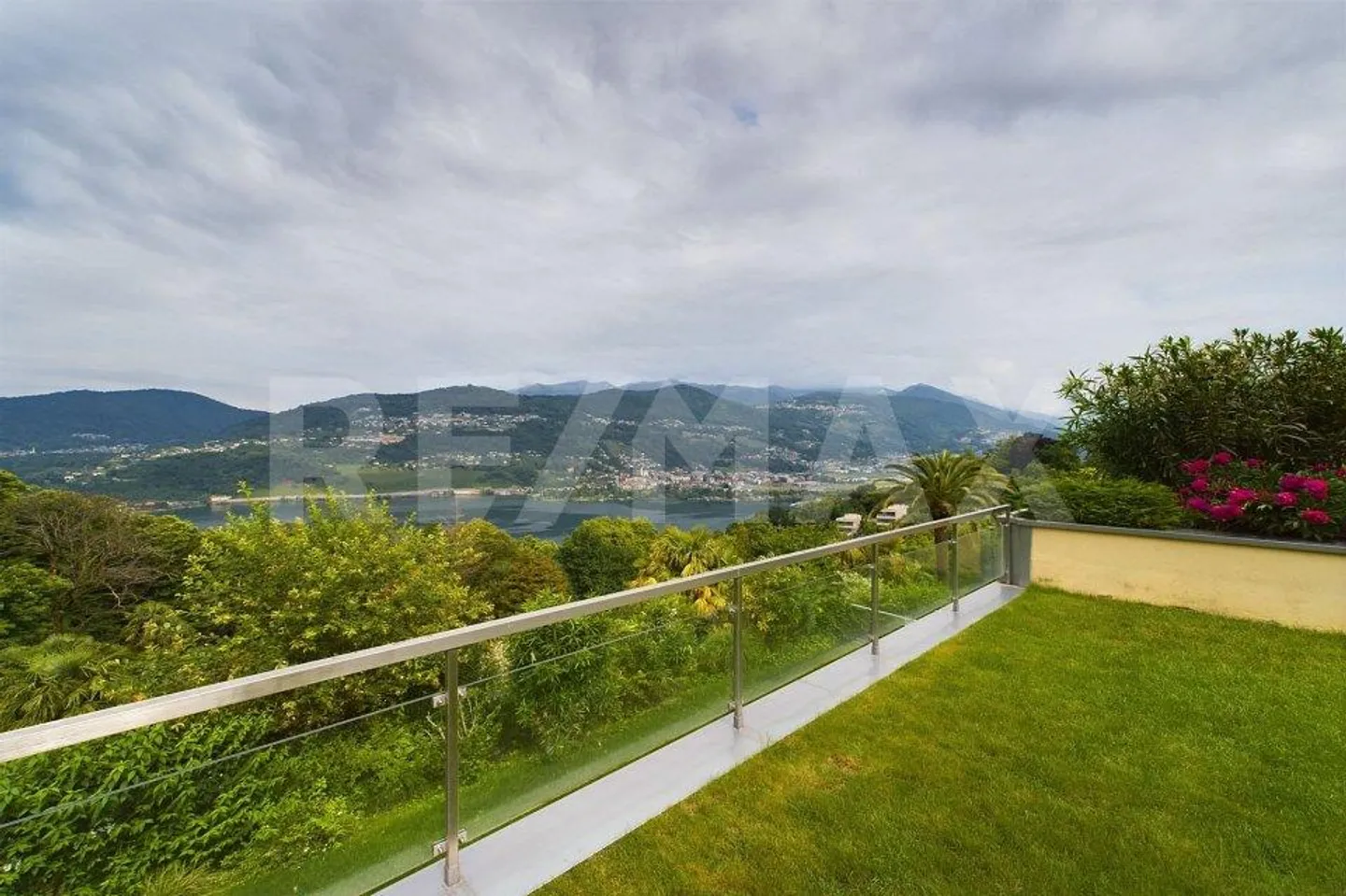 4-room apartment with dream view and private garden - Photo 1 of 13