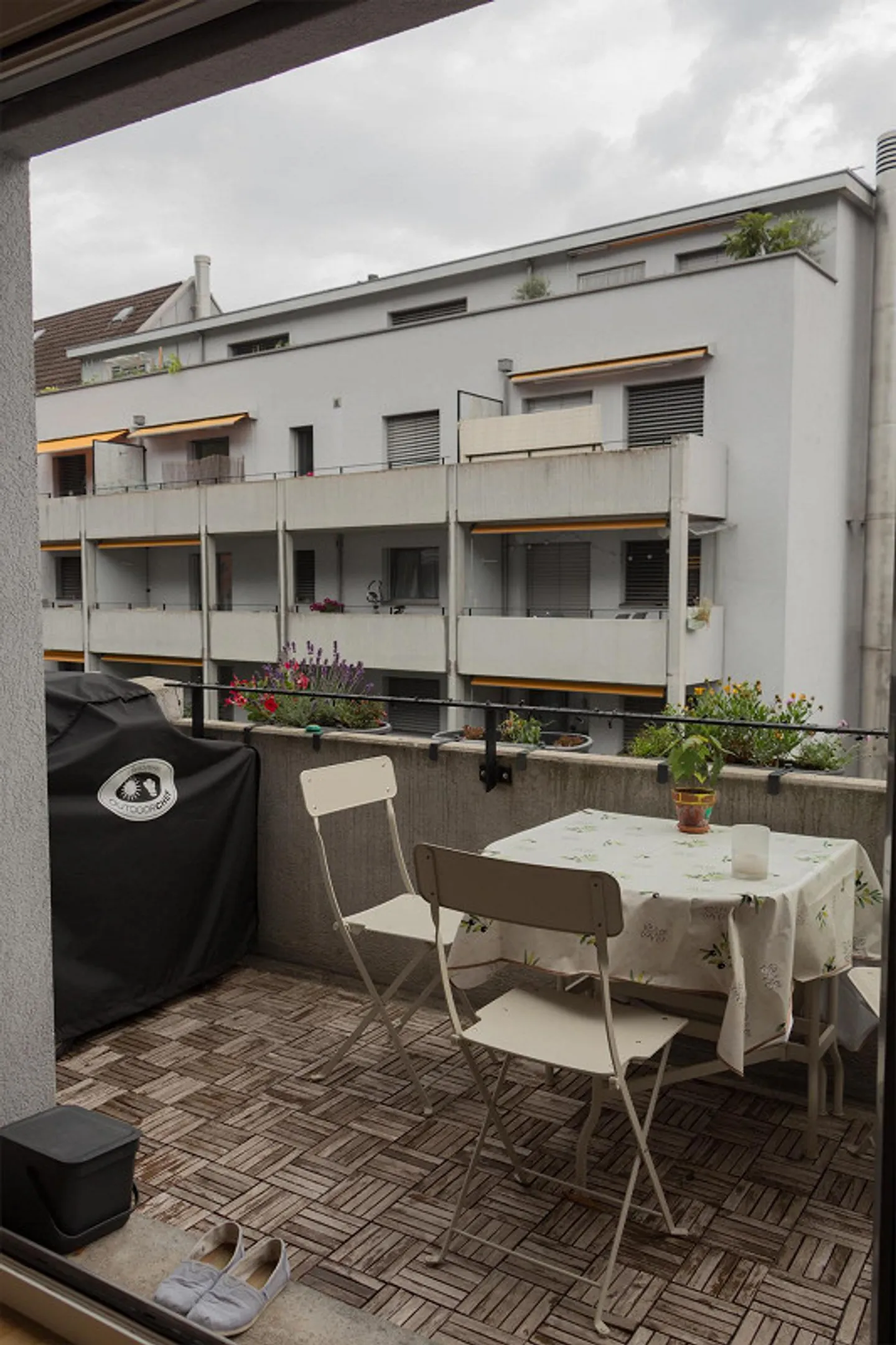 Ampio appartamento di 4 stanze con balcone e molto spazio abitativo - Foto 3 di 8