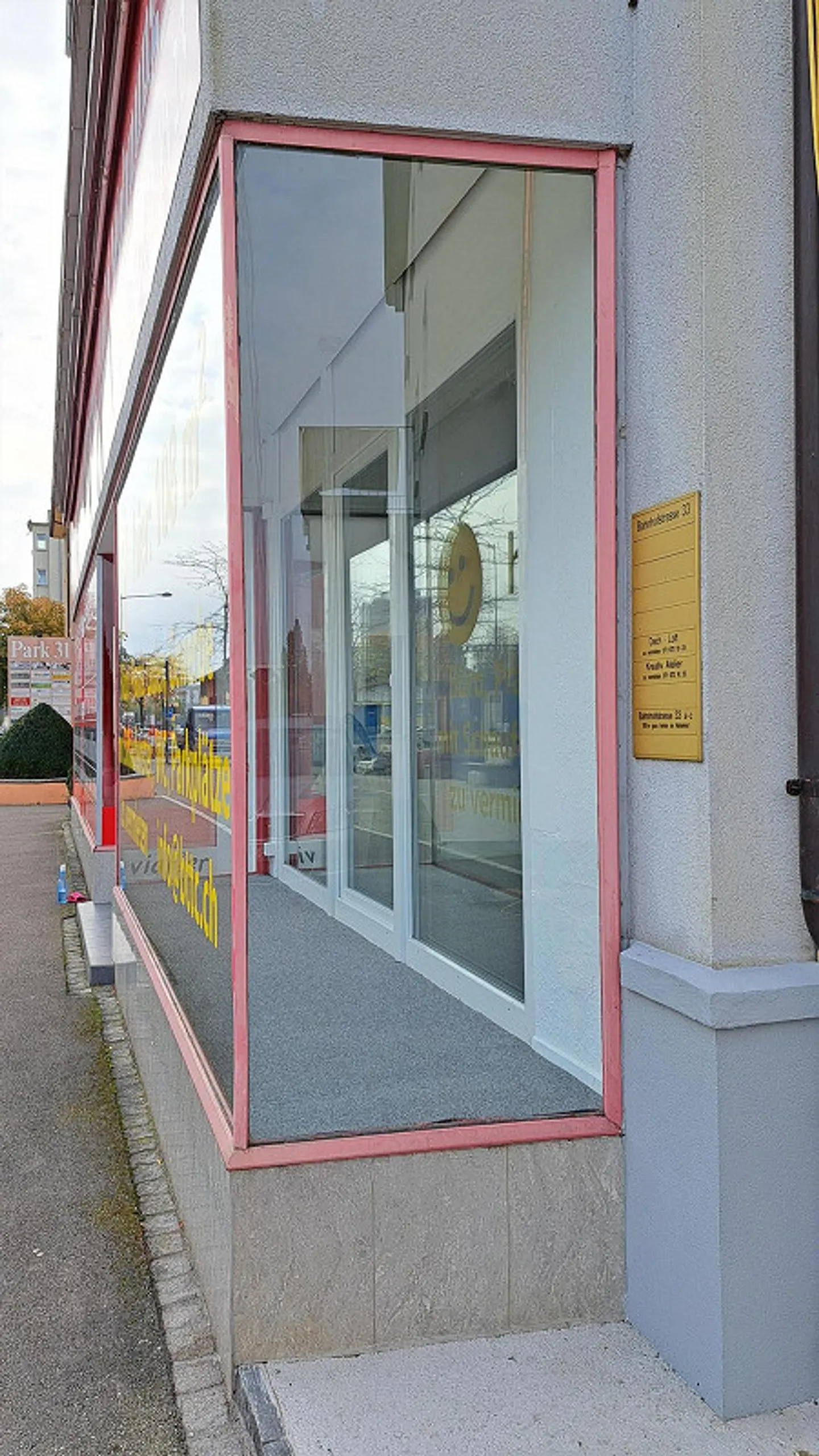 Praxis mit Schaufenster am Bahnhof / Schulungsraum / Grossraumbüro - Foto 2 von 10