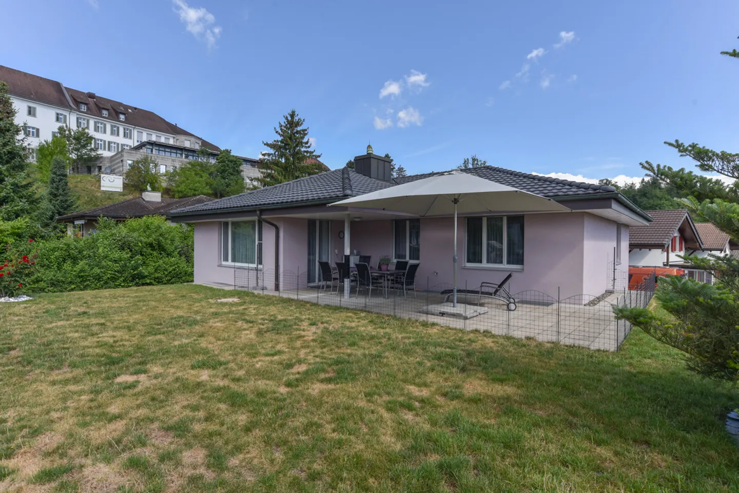 Casa unifamiliare indipendente e pronta per essere abitata con grande giardino in una buona posizione - Foto 15 di 17
