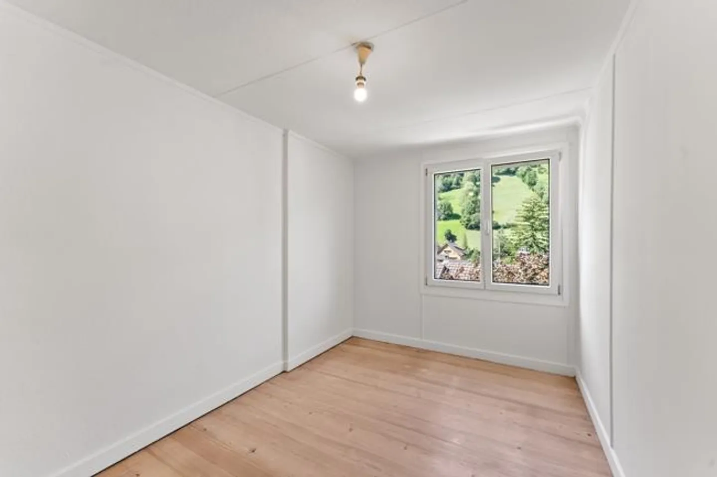 Cozy Corner House with Beautiful Garden and Large Hobby Room - Photo 9 of 11