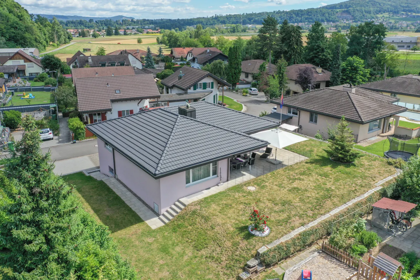 Casa unifamiliare indipendente e pronta per essere abitata con grande giardino in una buona posizione - Foto 16 di 17