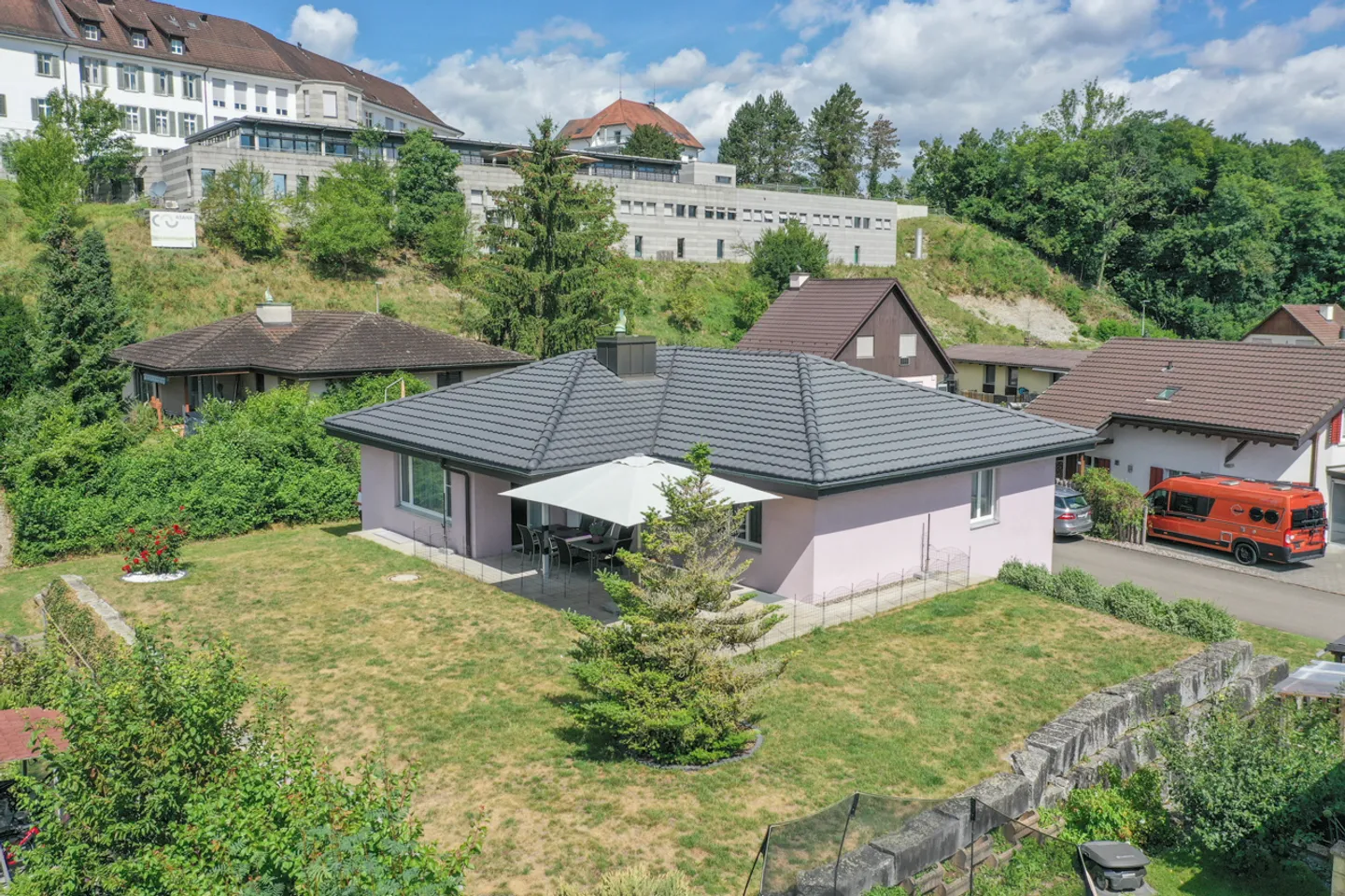 Casa unifamiliare indipendente e pronta per essere abitata con grande giardino in una buona posizione - Foto 17 di 17