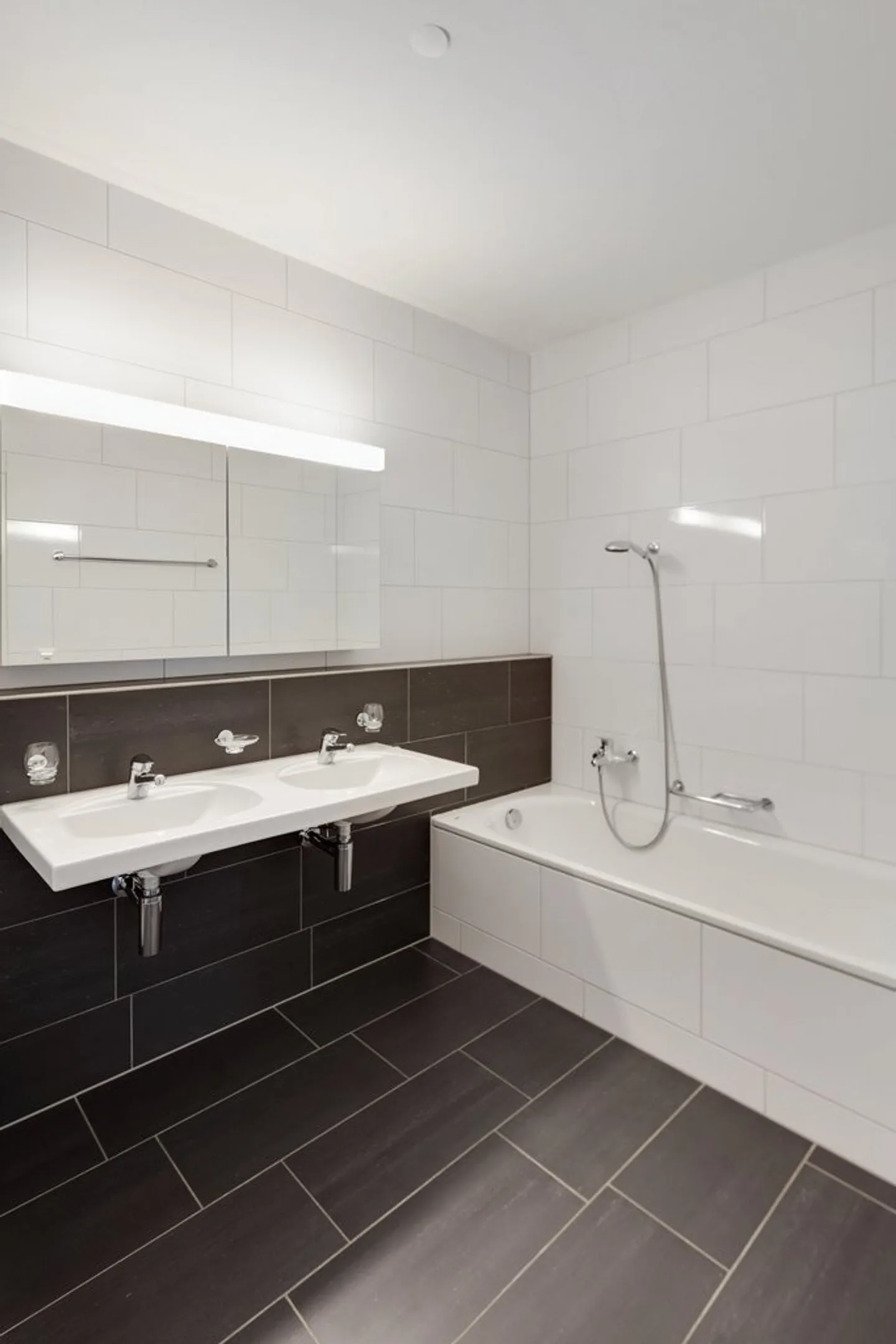 Appartamento spazioso con balcone - Foto 3 di 8