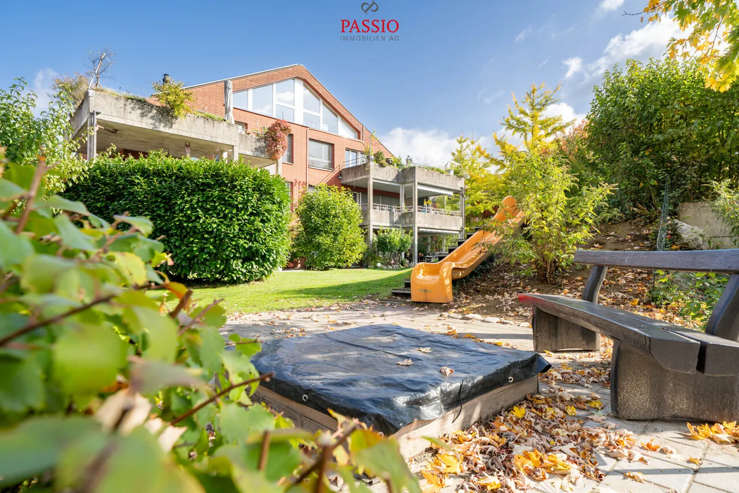 Appartement moderne de 4,5 pièces au rez-de-chaussée avec 2 espaces de détente dans un emplacement de choix - Photo 2 sur 27