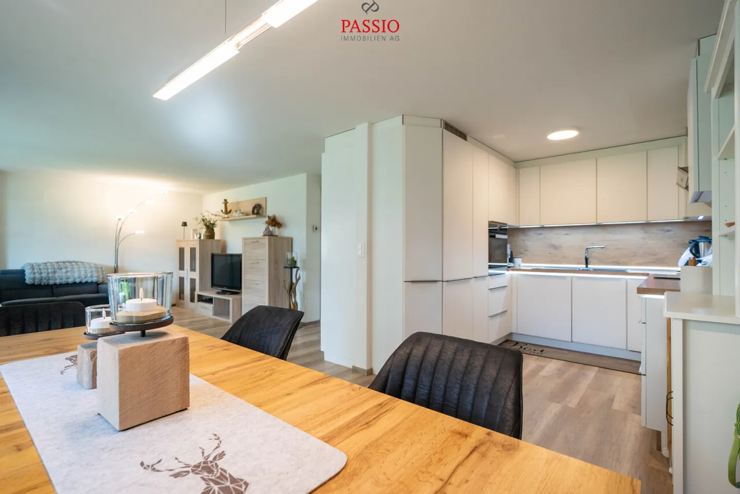 Appartement moderne de 4,5 pièces au rez-de-chaussée avec 2 espaces de détente dans un emplacement de choix - Photo 3 sur 27