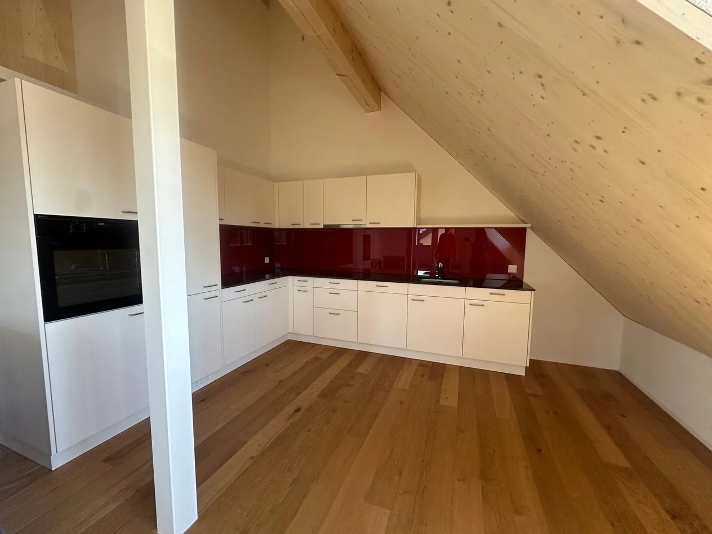 Appartamento mansardato ristrutturato di 3,5 locali a Waltenschwil - Foto 2 di 9