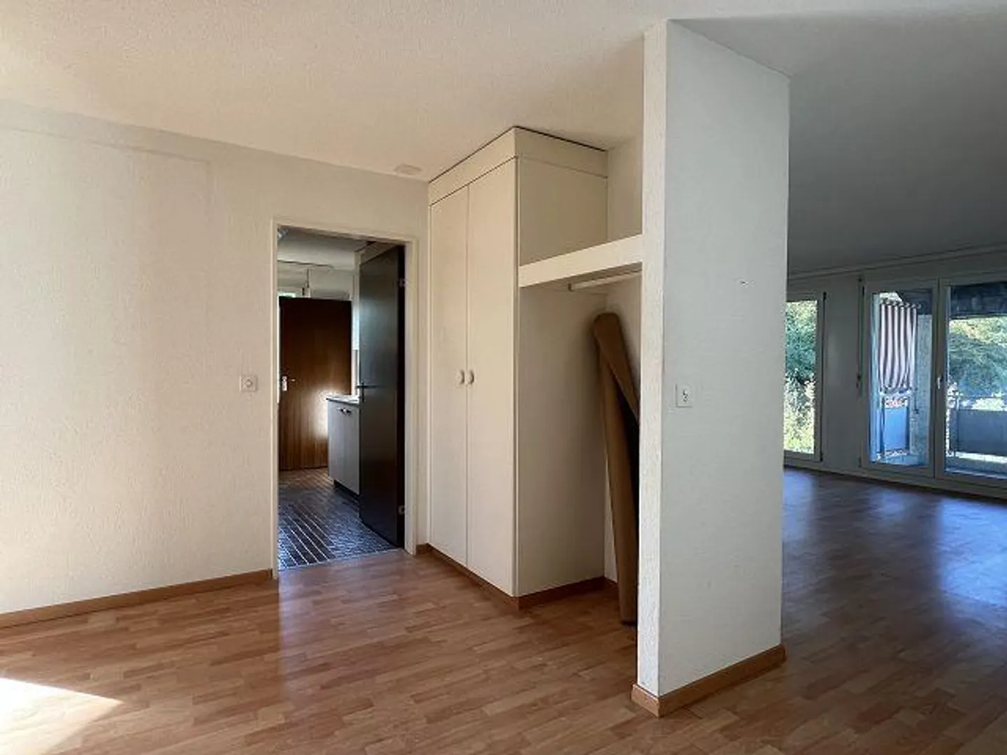 Charmante et fraîchement rénovée appartement de 3,5 pièces - Photo 3 sur 10