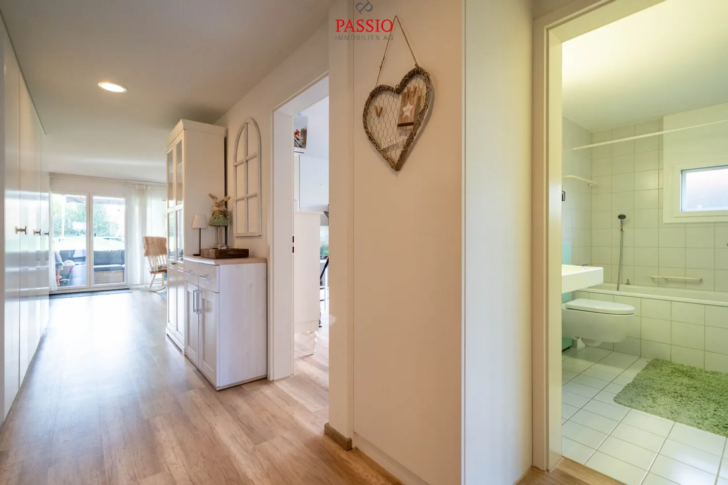 Appartement moderne de 4,5 pièces au rez-de-chaussée avec 2 espaces de détente dans un emplacement de choix - Photo 11 sur 27