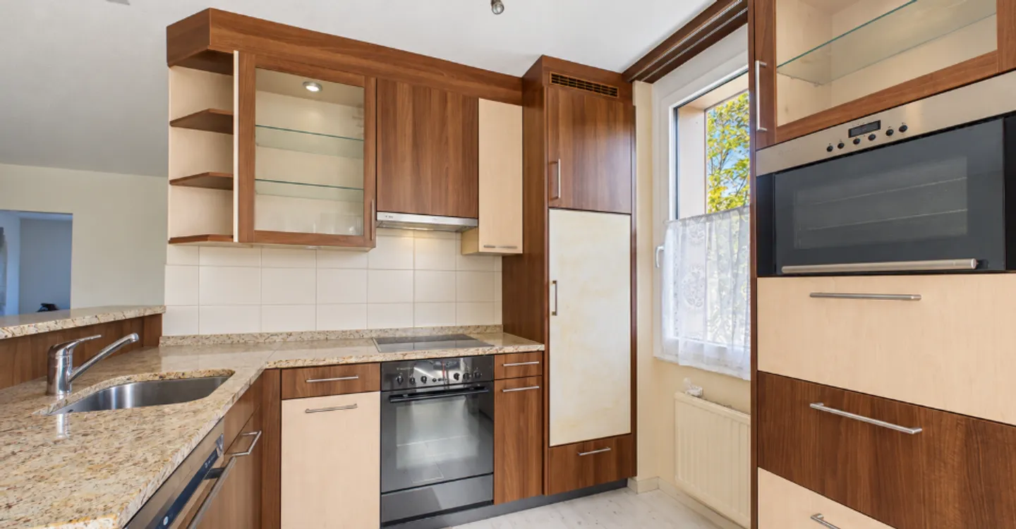 Espace de vie lumineux, balcon confortable et emplacement central ! - Photo 2 sur 9