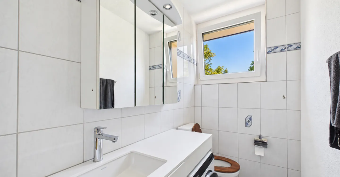 Espace de vie lumineux, balcon confortable et emplacement central ! - Photo 6 sur 9