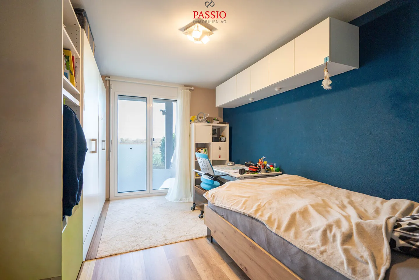 Appartement moderne de 4,5 pièces au rez-de-chaussée avec 2 espaces de détente dans un emplacement de choix - Photo 18 sur 27