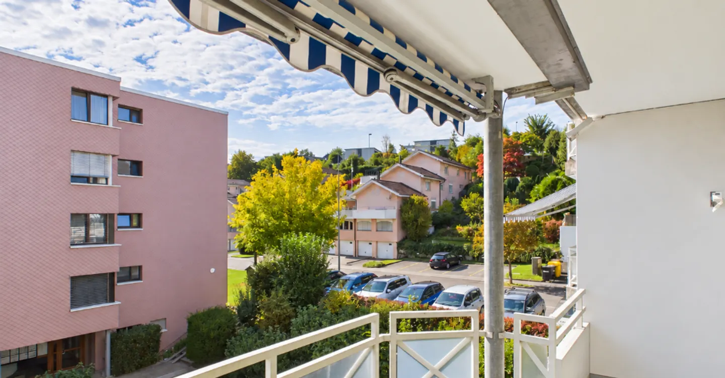 Espace de vie lumineux, balcon confortable et emplacement central ! - Photo 8 sur 9