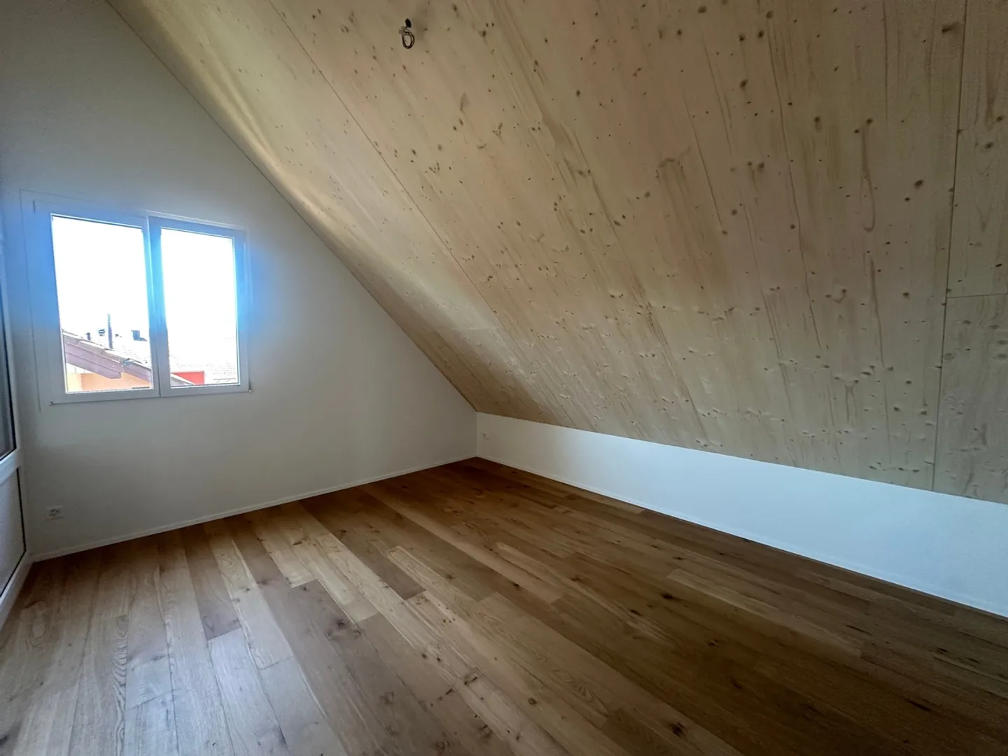 Appartamento mansardato ristrutturato di 3,5 locali a Waltenschwil - Foto 5 di 9