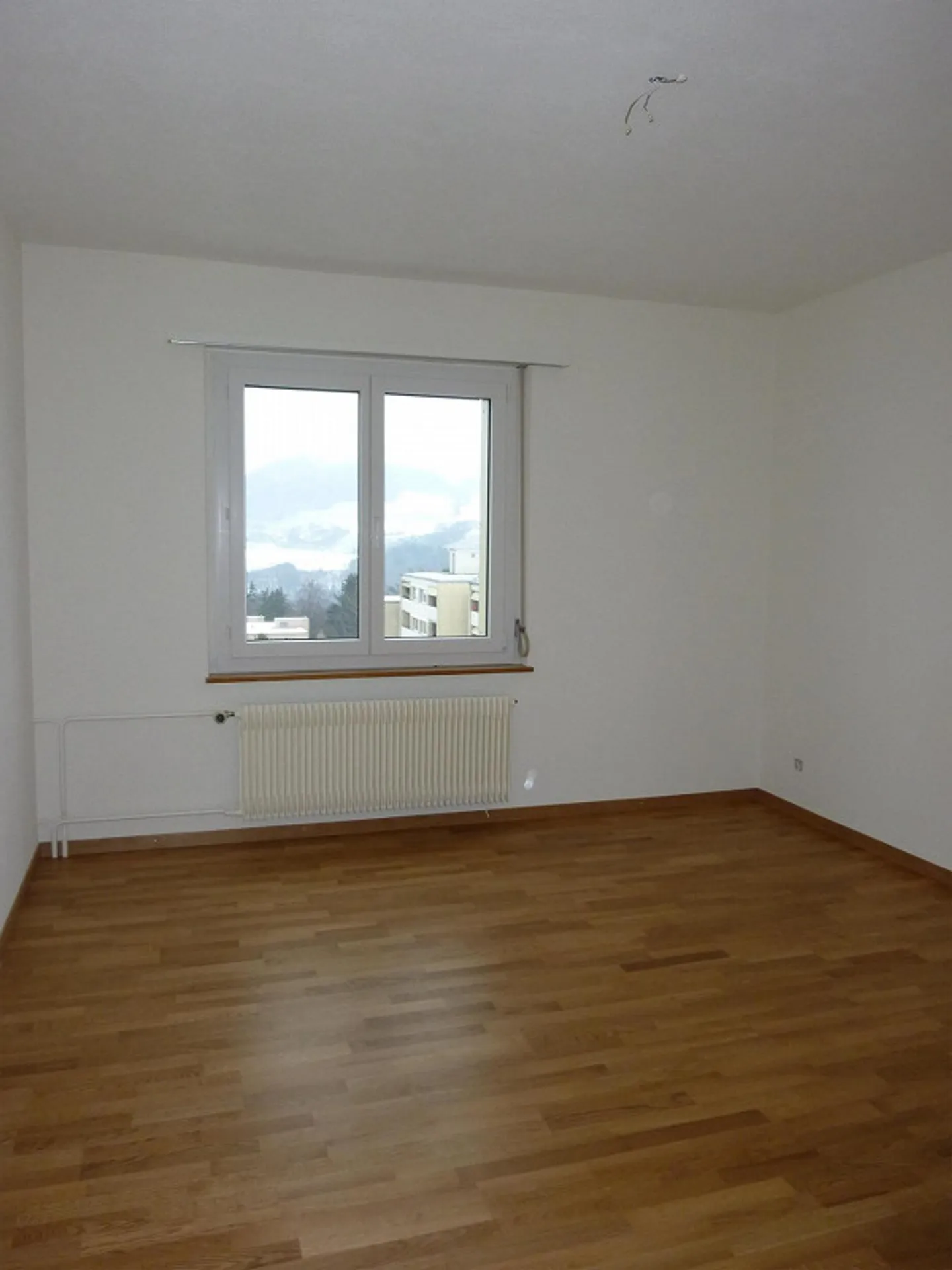 Appartement lumineux 4.5 pièces avec balcon - Photo 2 sur 8