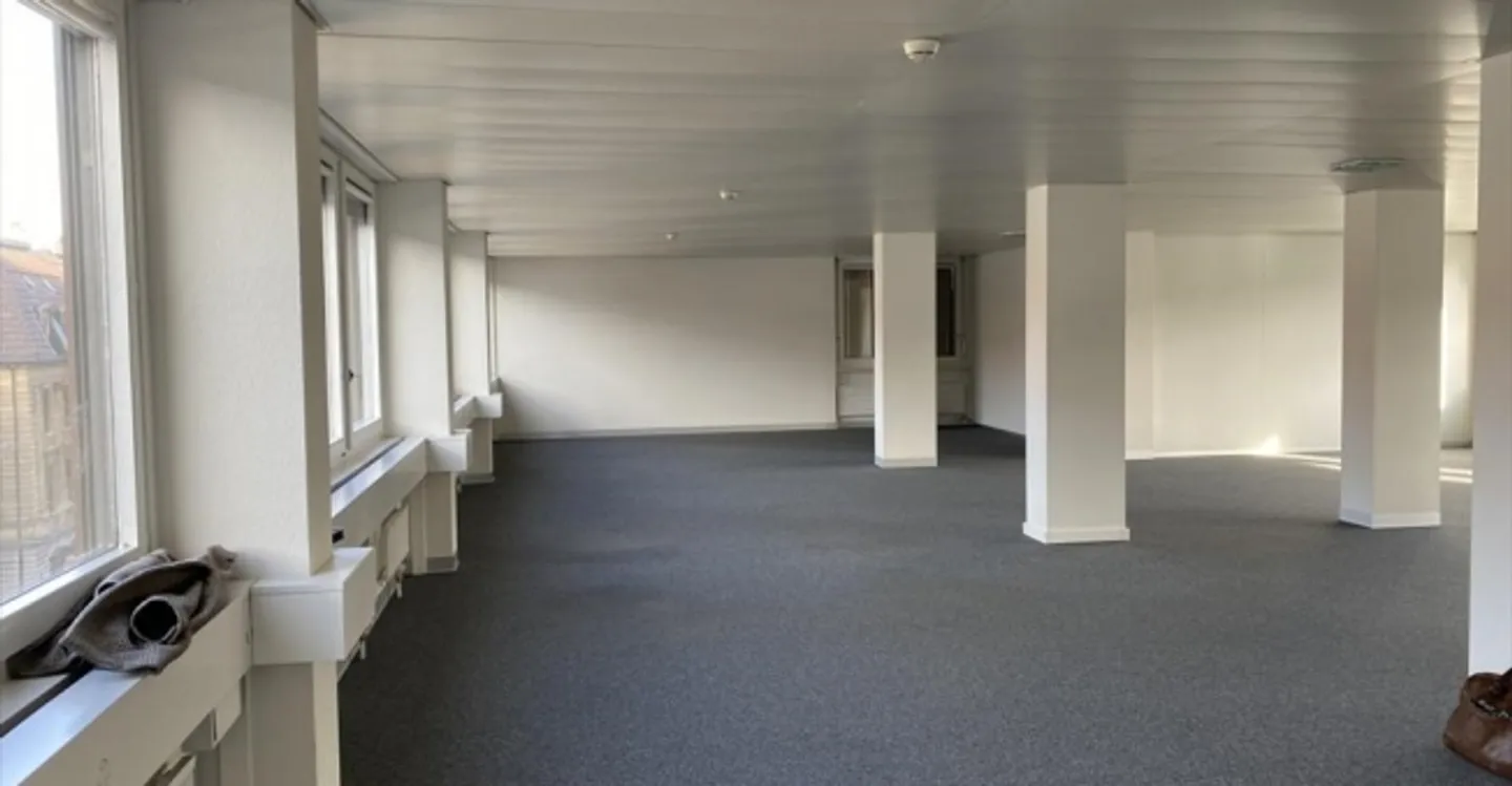 Commercial 4 rooms - Photo 2 of 8