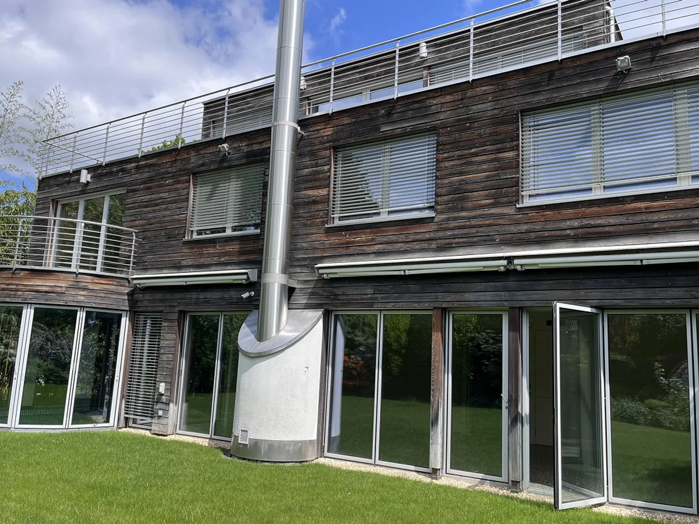 BINNINGEN : VILLA REPRÉSENTATIVE DE 7 CHAMBRES AVEC GRANDE PISCINE ET PROPRIÉTÉ DE RÊVE DANS UN QUARTIER RÉSIDENTIEL FAMILIAL - Photo 1 sur 13