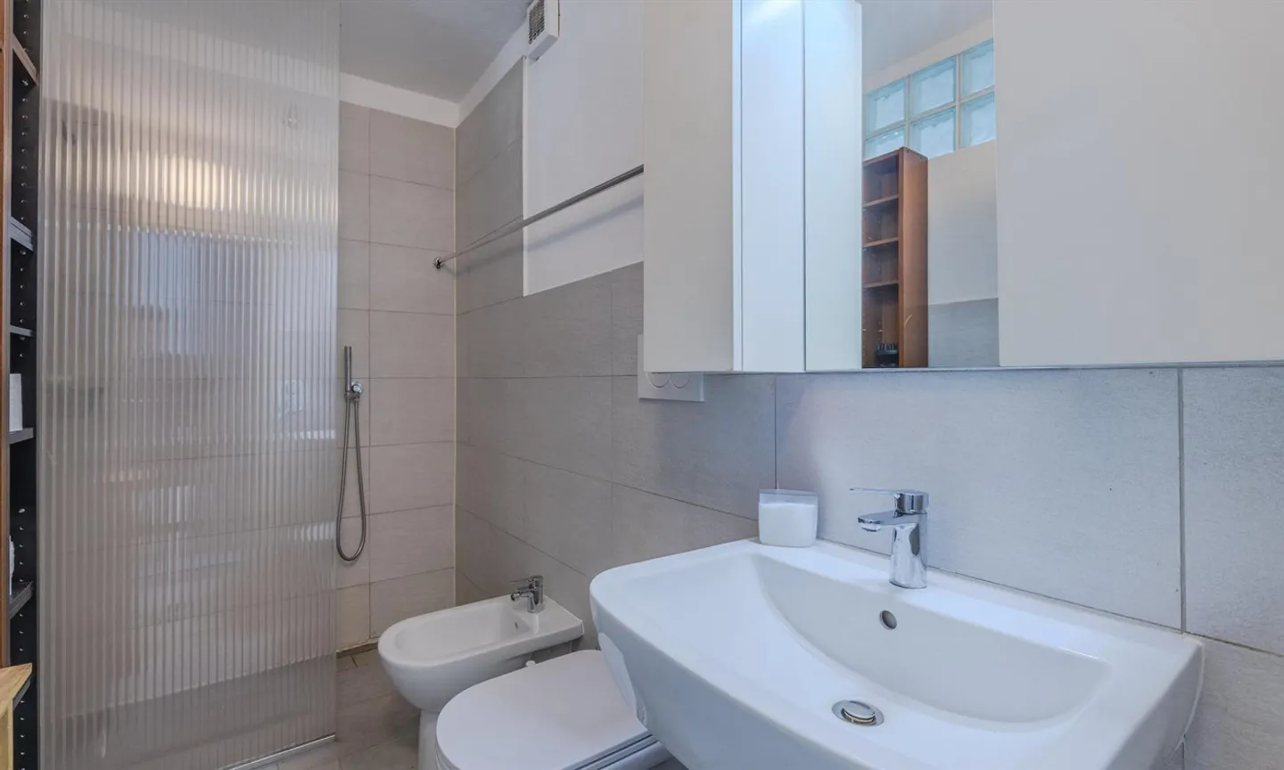 APPARTEMENT 2,5 PIÈCES RÉNOVÉ À CADENAZZO - Photo 6 sur 7