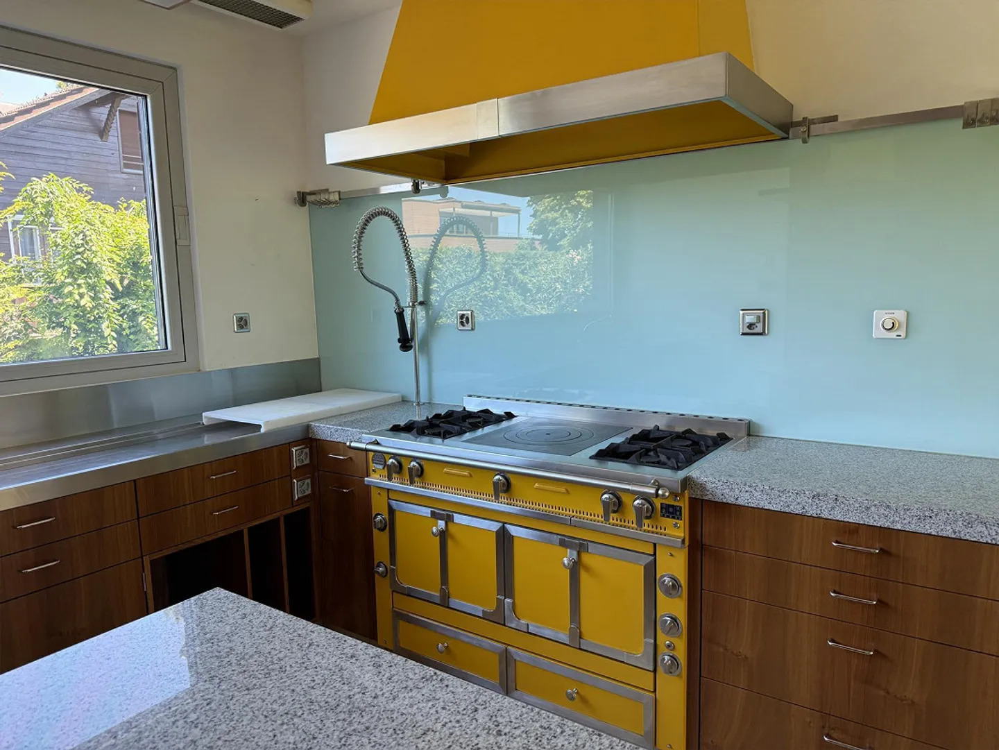 BINNINGEN : VILLA REPRÉSENTATIVE DE 7 CHAMBRES AVEC GRANDE PISCINE ET PROPRIÉTÉ DE RÊVE DANS UN QUARTIER RÉSIDENTIEL FAMILIAL - Photo 8 sur 13
