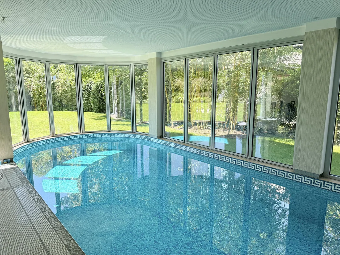 BINNINGEN : VILLA REPRÉSENTATIVE DE 7 CHAMBRES AVEC GRANDE PISCINE ET PROPRIÉTÉ DE RÊVE DANS UN QUARTIER RÉSIDENTIEL FAMILIAL - Photo 6 sur 13