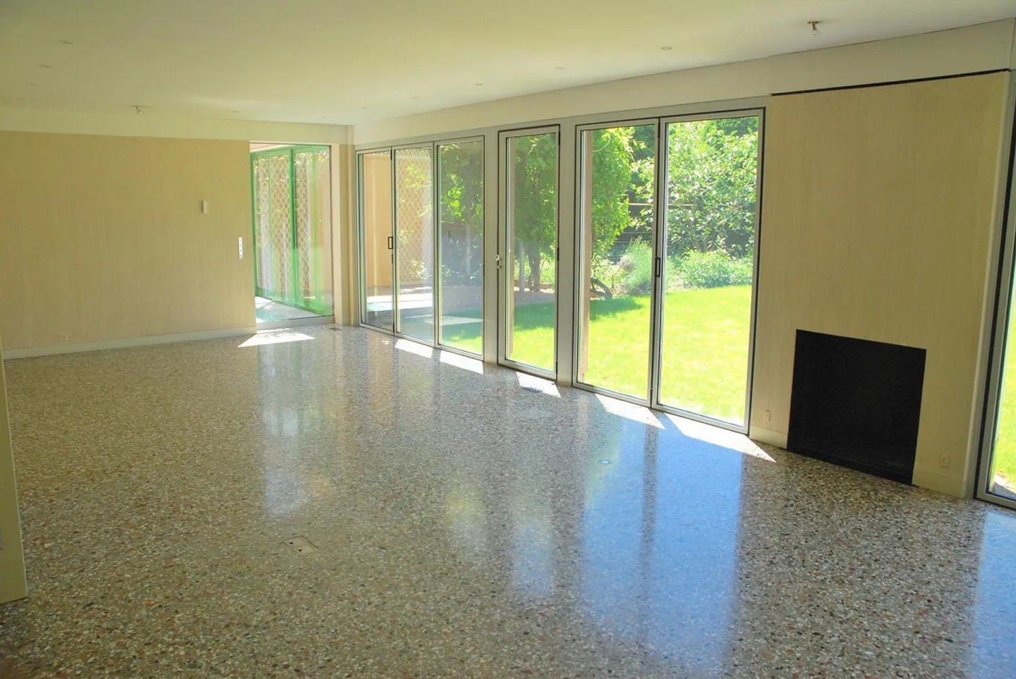 BINNINGEN : VILLA REPRÉSENTATIVE DE 7 CHAMBRES AVEC GRANDE PISCINE ET PROPRIÉTÉ DE RÊVE DANS UN QUARTIER RÉSIDENTIEL FAMILIAL - Photo 7 sur 13