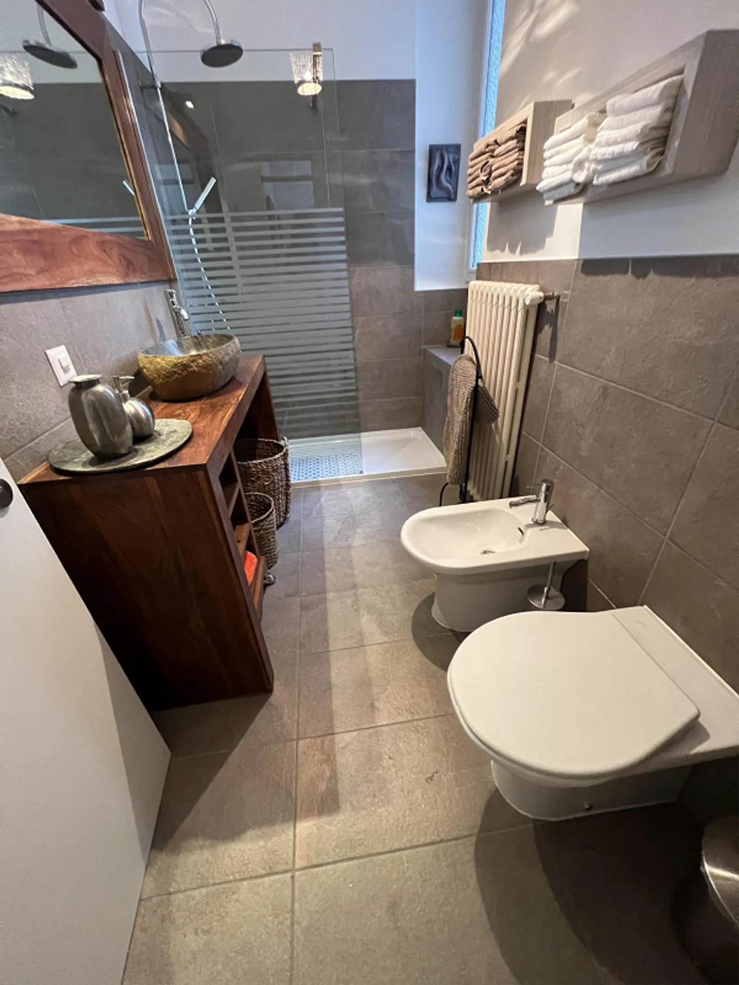 Chiasso, appartement récent de 2,5 pièces avec cuisine séparée - Photo 9 sur 10