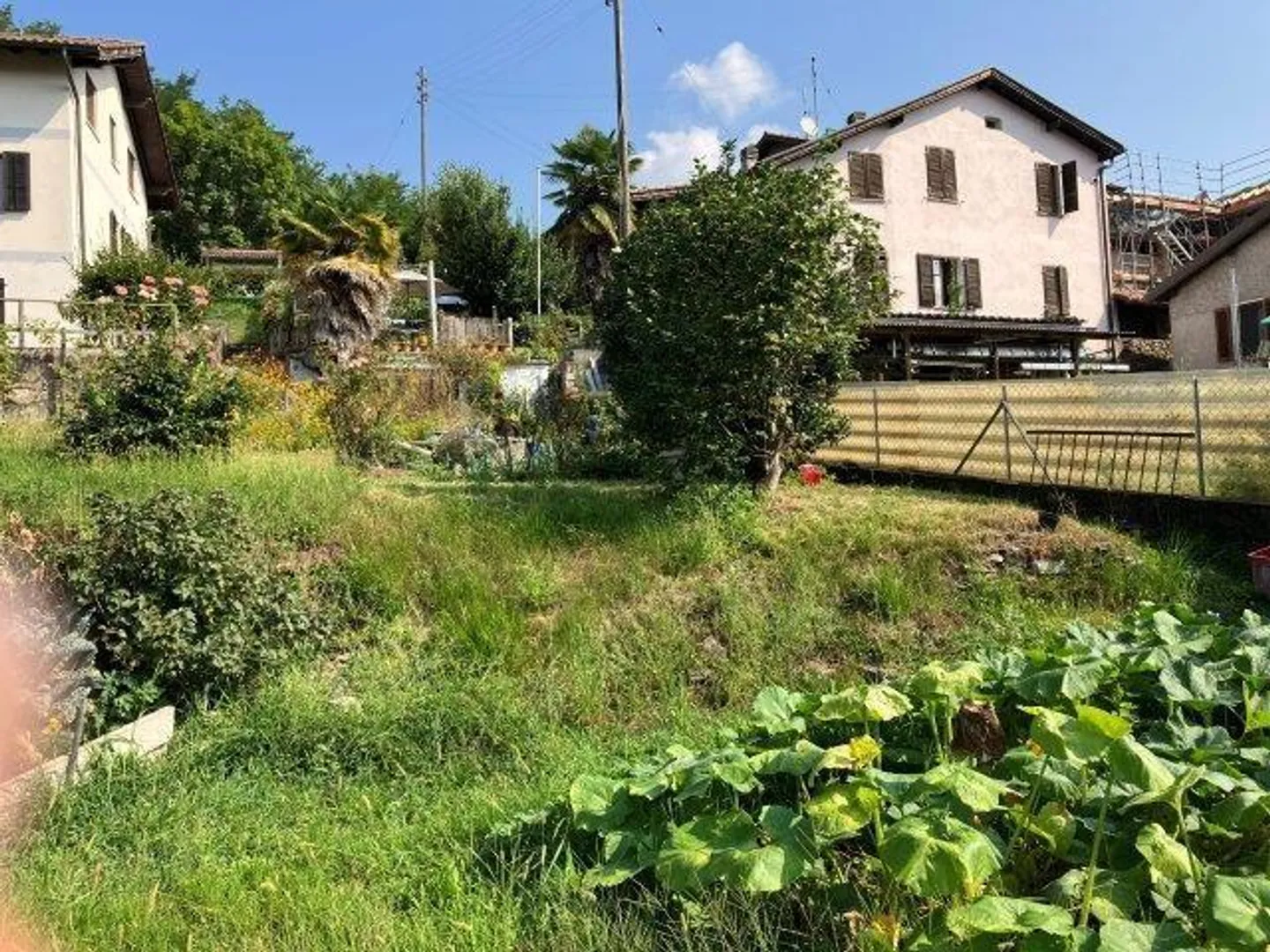 Sonniges Baugrundstück in Monteggio - Foto 1 von 16