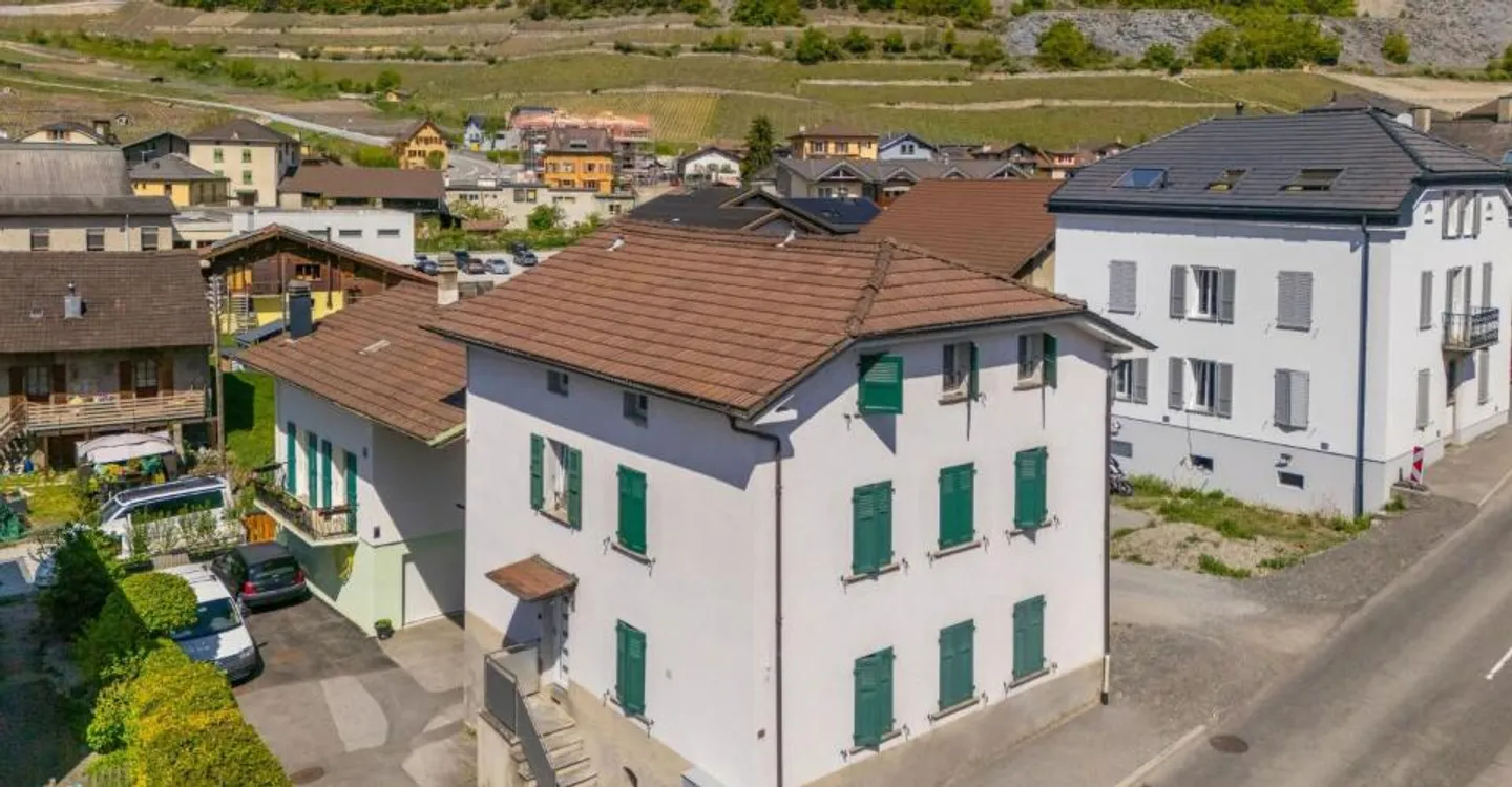 Kleines Gebäude im Herzen des Dorfes mit einer Bruttorendite von 4,5 % - Foto 2 von 12