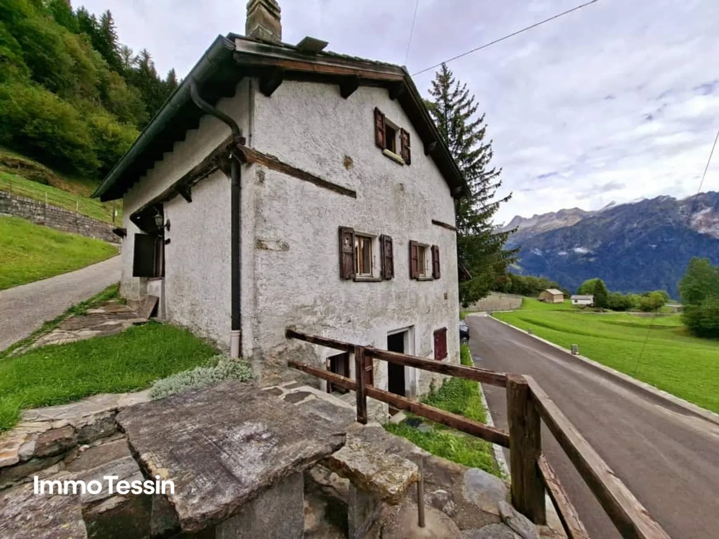 Affascinante e spaziosa casa ticinese vicino al Passo del Lukmanier con vista sulle montagne ticinesi - Foto 3 di 13