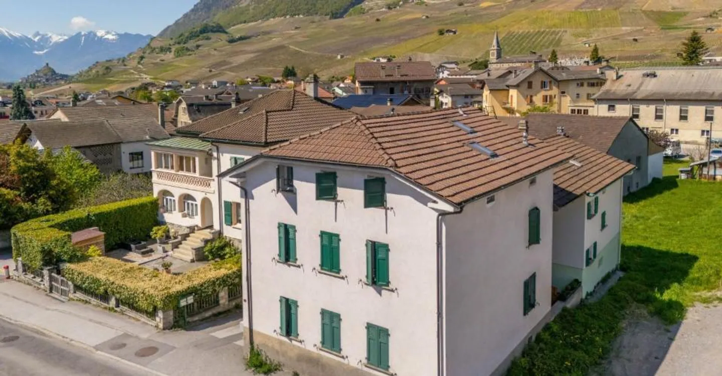 Kleines Gebäude im Herzen des Dorfes mit einer Bruttorendite von 4,5 % - Foto 1 von 12