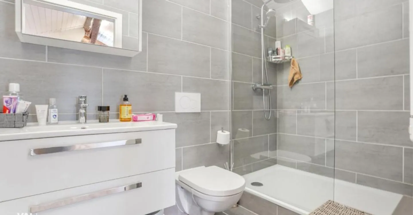 Kleines Gebäude im Herzen des Dorfes mit einer Bruttorendite von 4,5 % - Foto 10 von 12
