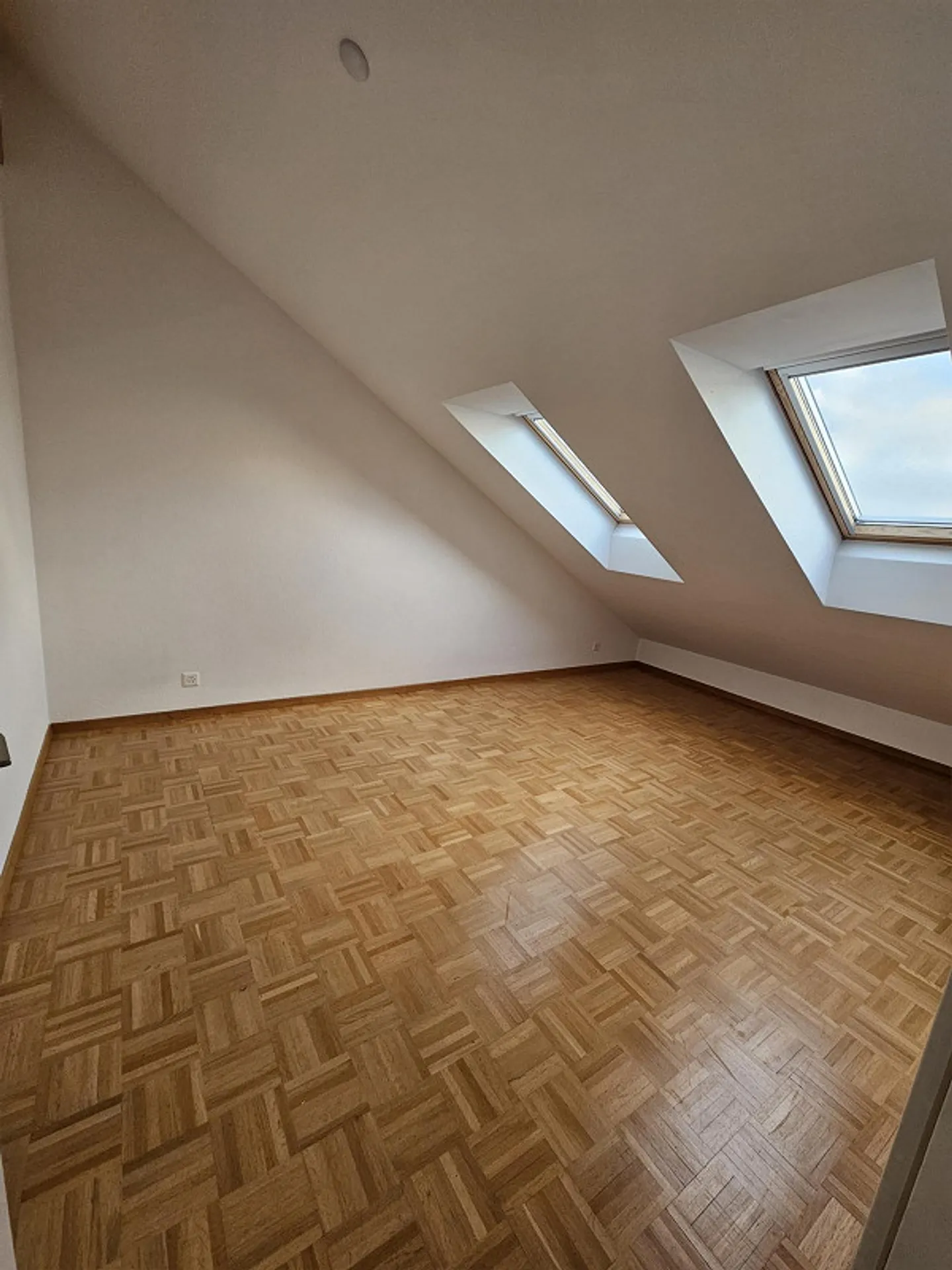 Bright 2.5-Room Attic Apartment in Kloten - Photo 4 of 6