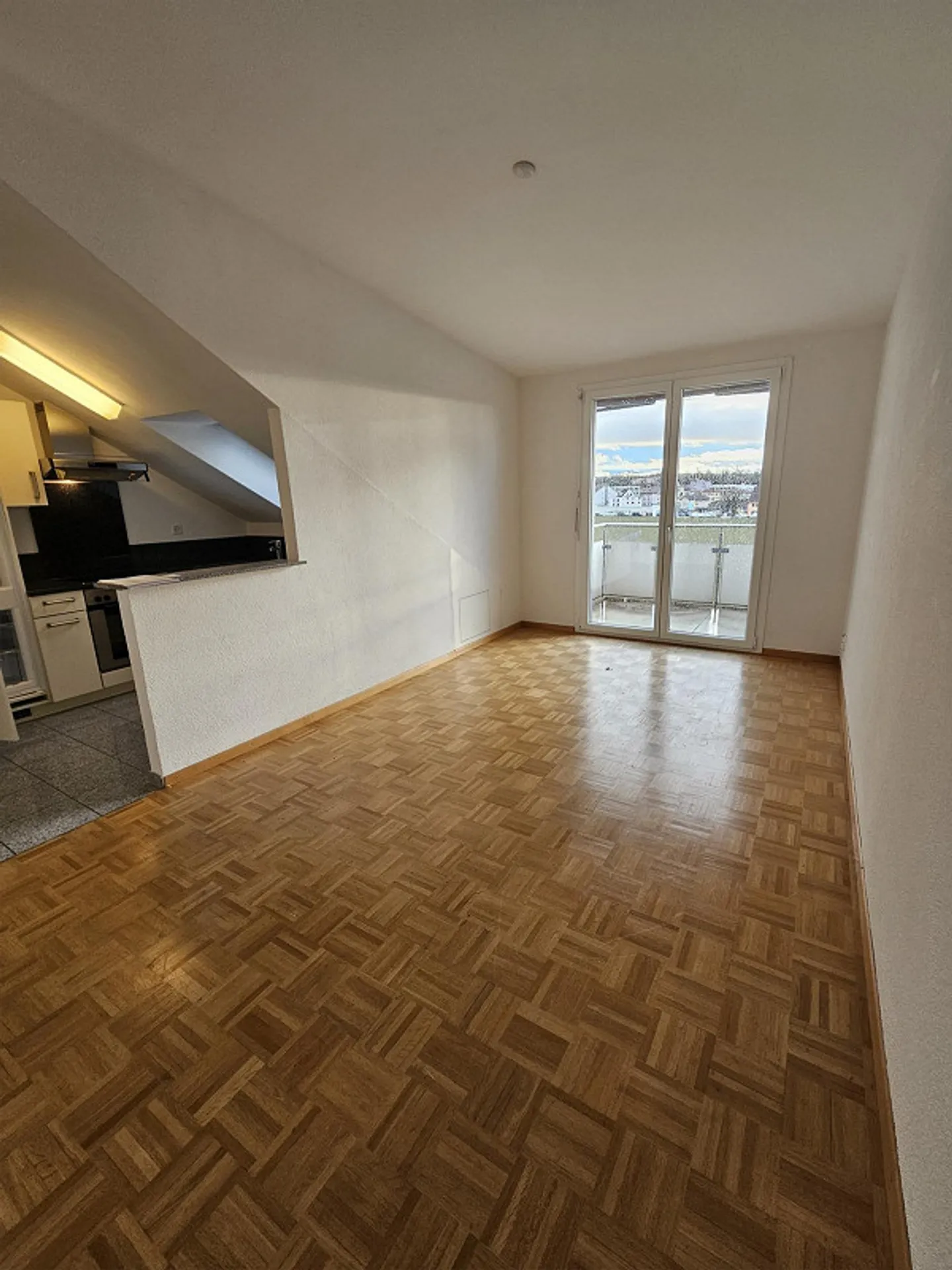 Bright 2.5-Room Attic Apartment in Kloten - Photo 5 of 6