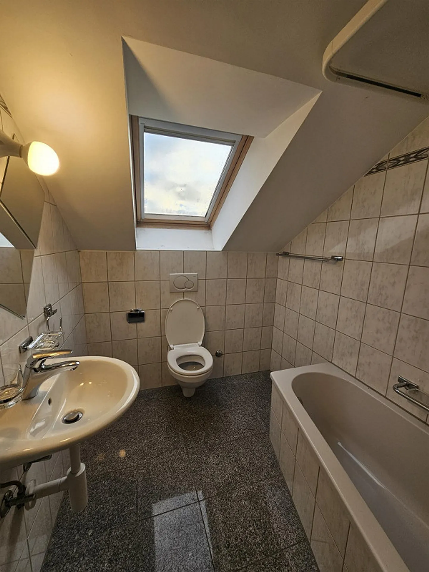 Bright 2.5-Room Attic Apartment in Kloten - Photo 1 of 6