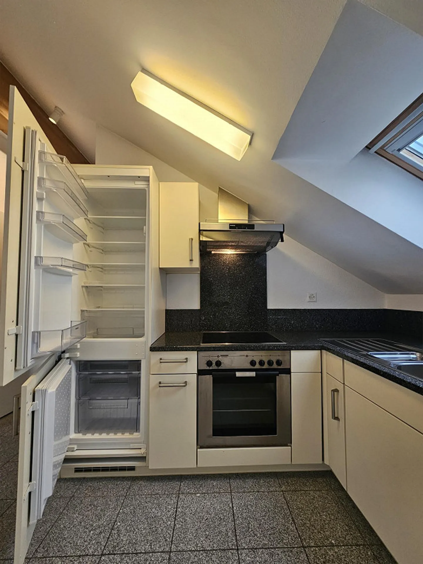 Bright 2.5-Room Attic Apartment in Kloten - Photo 2 of 6