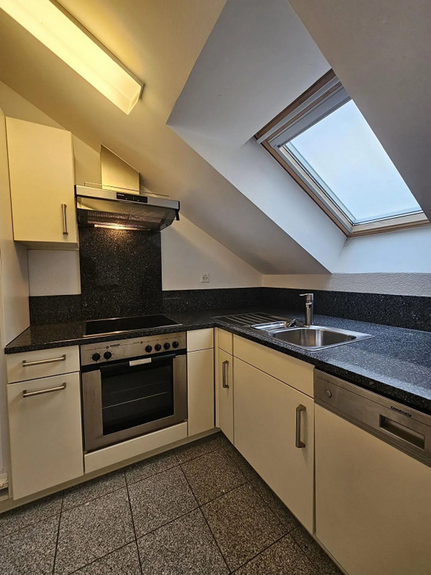 Bright 2.5-Room Attic Apartment in Kloten - Photo 3 of 6