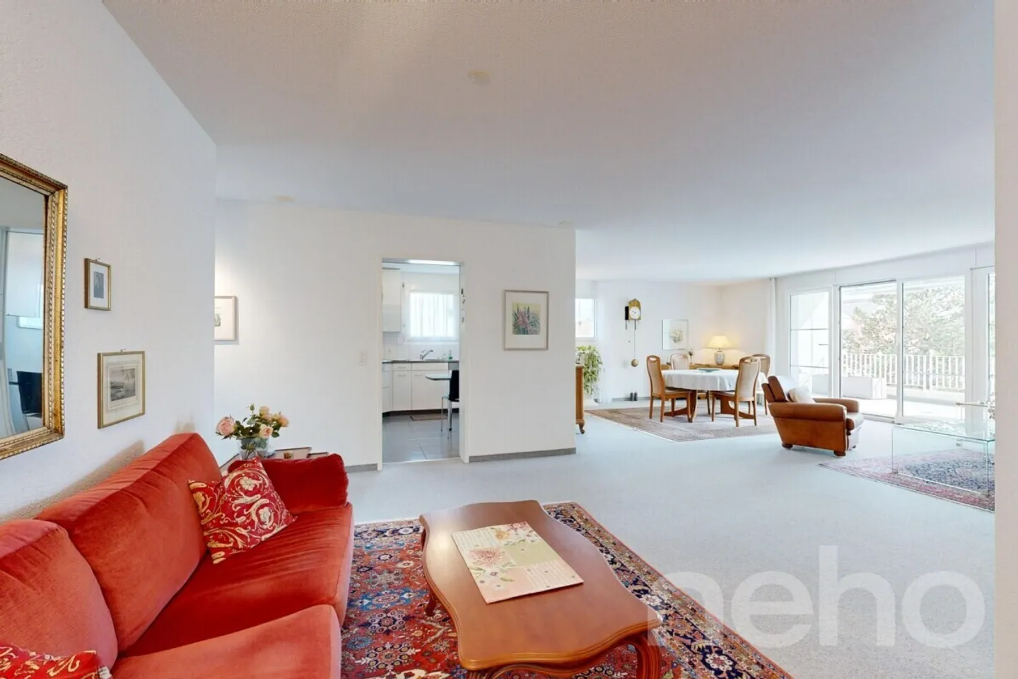 Spacious and bright apartment in a prime location - Photo 3 of 12