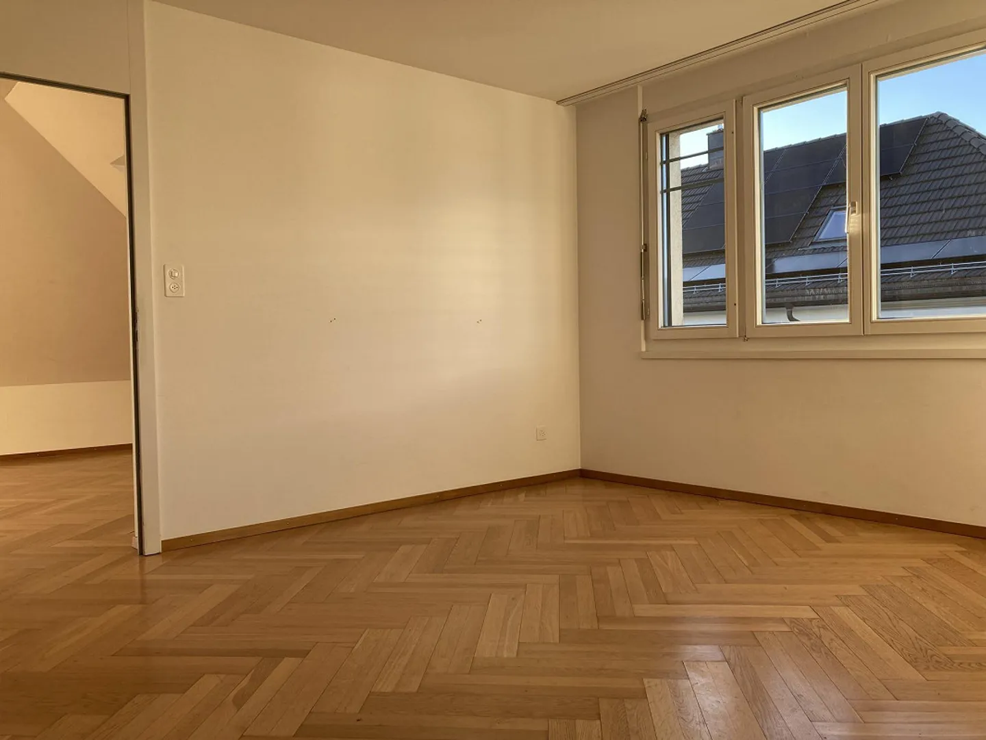 Proche de HSG : Belle, lumineuse et calme appartement sous les combles de 2 pièces - Photo 3 sur 6