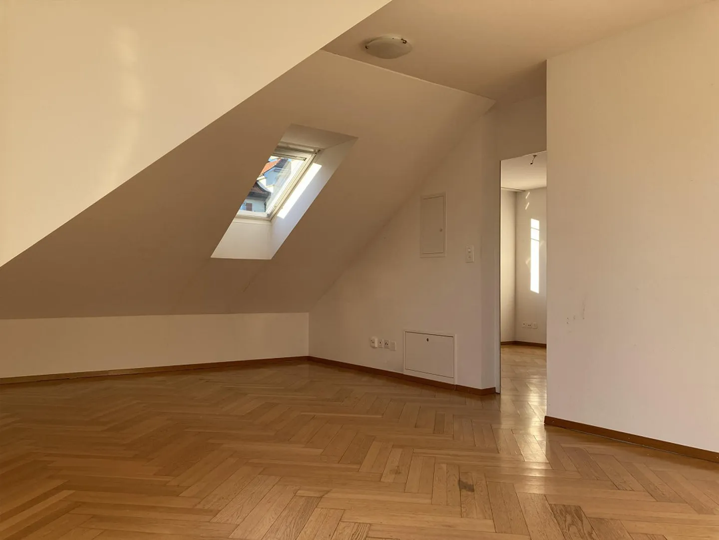 Proche de HSG : Belle, lumineuse et calme appartement sous les combles de 2 pièces - Photo 4 sur 6