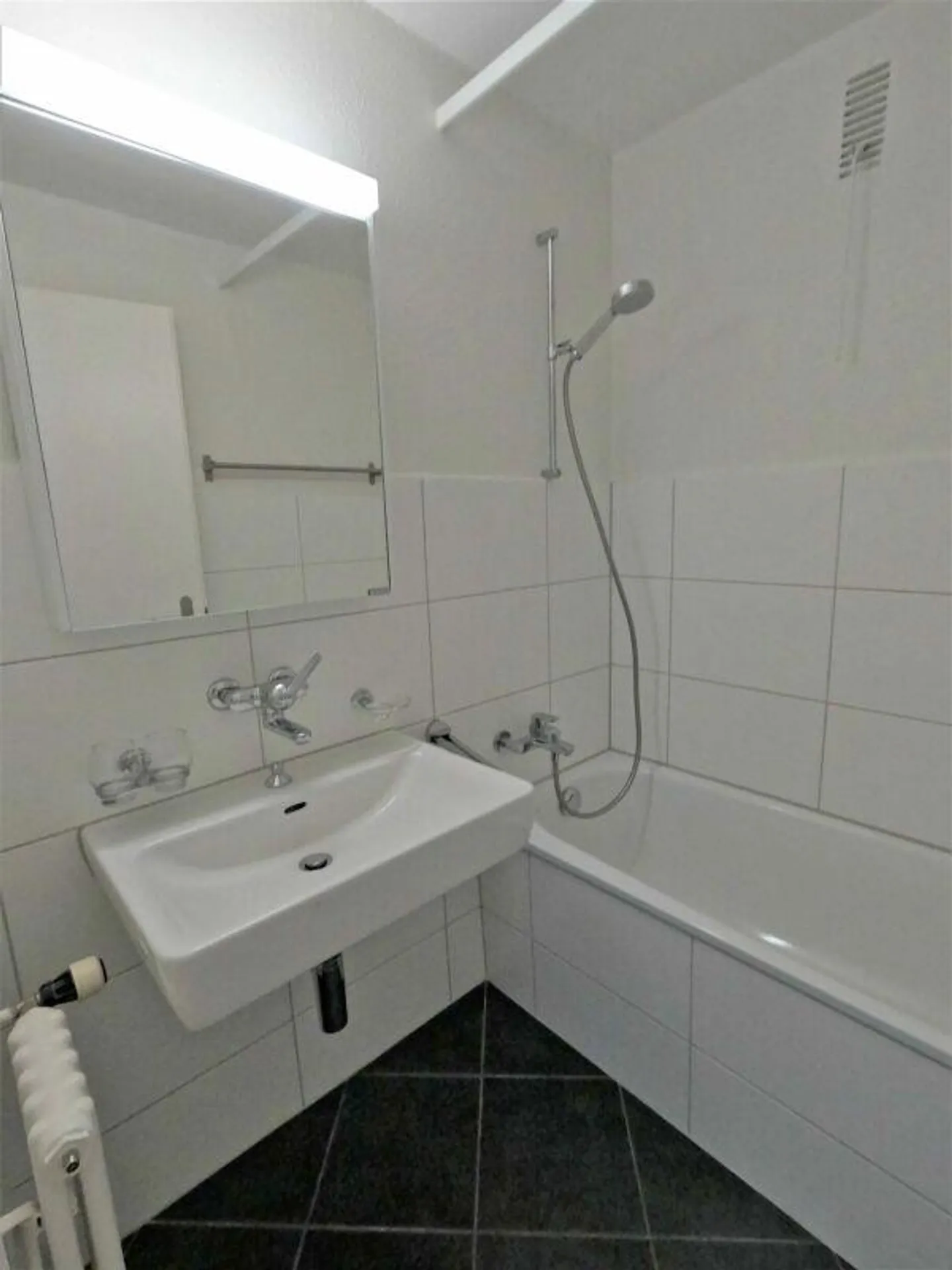 Appartement ancien familial avec balcon dans un emplacement calme - Photo 4 sur 11