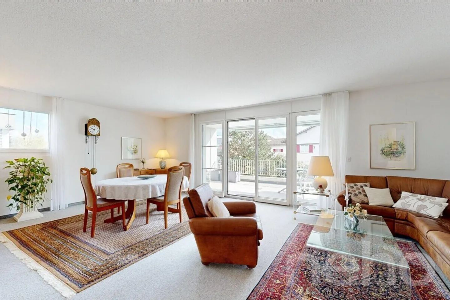 Spacious and bright apartment in a prime location - Photo 2 of 12