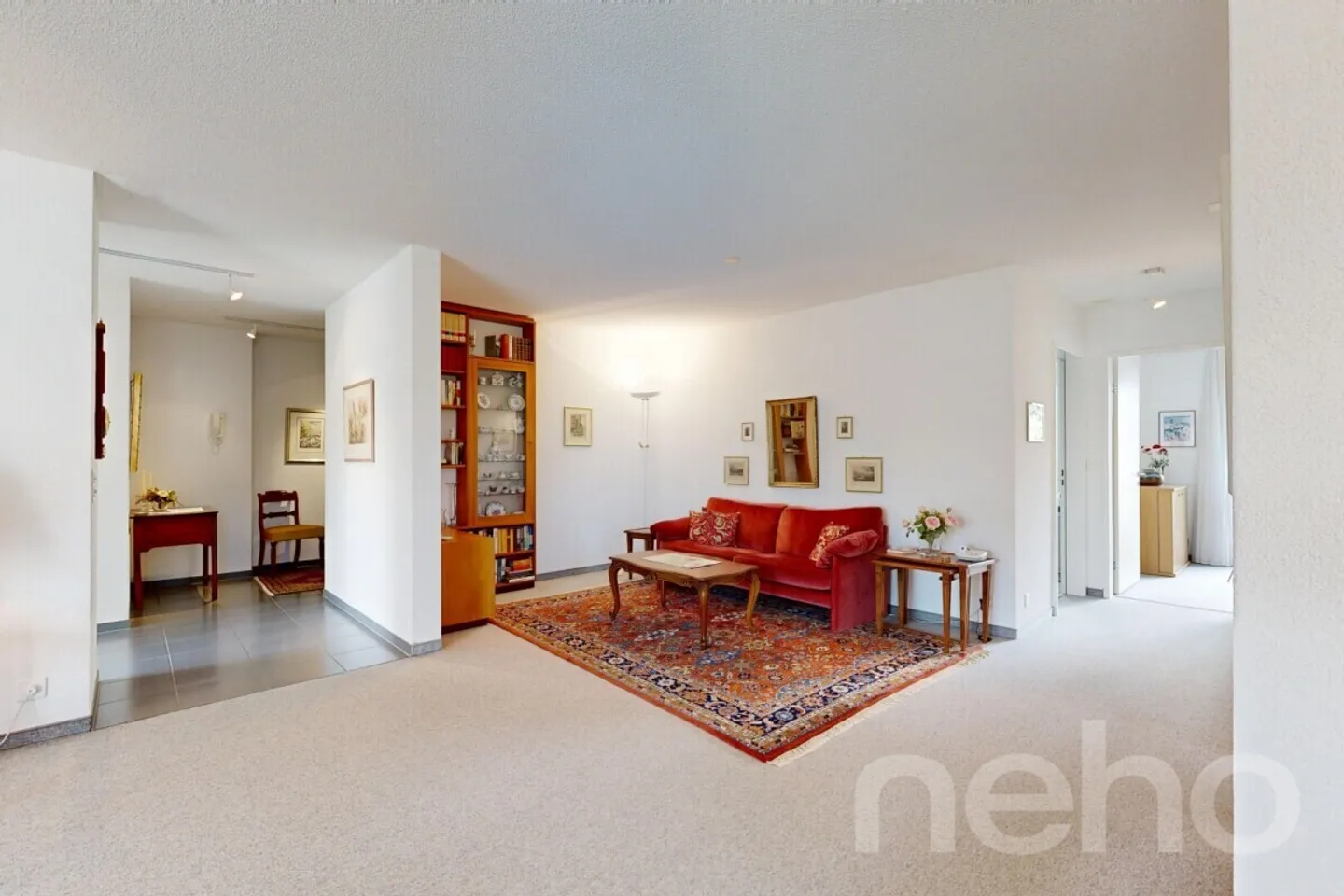 Spacious and bright apartment in a prime location - Photo 4 of 12