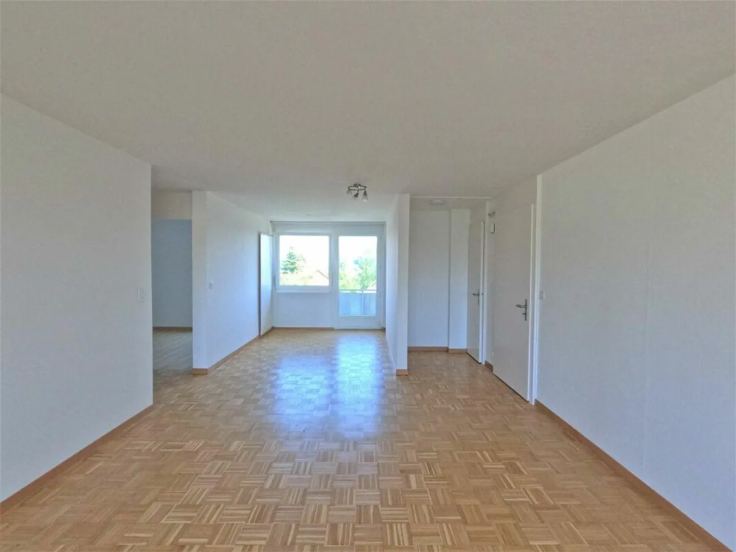 Appartement ancien familial avec balcon dans un emplacement calme - Photo 5 sur 11