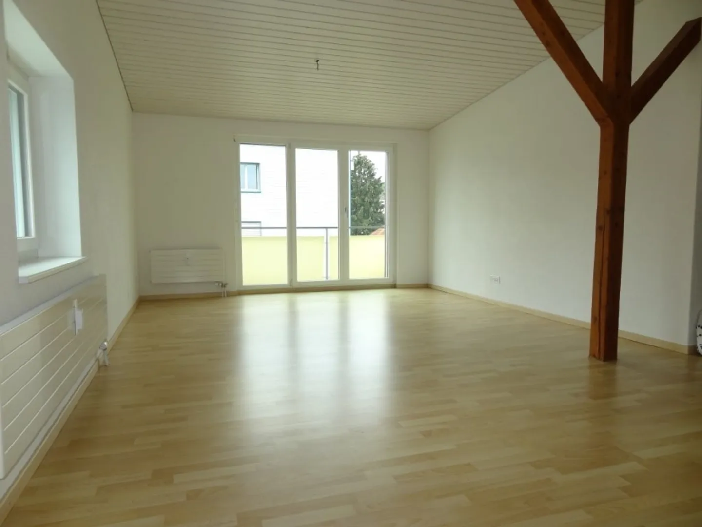 appartement sous les toits lumineux de 3,5 pièces, poutres apparentes, balcon, central, calme, propre machine à laver - Photo 1 sur 10