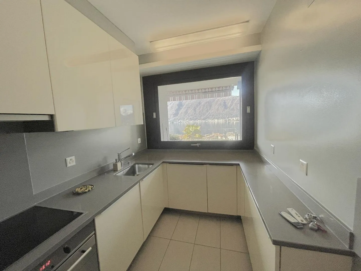 Appartement élégant avec vue sur le lac - Photo 2 sur 9