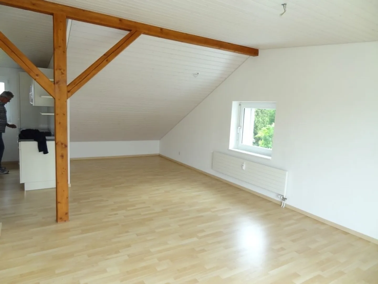 appartement sous les toits lumineux de 3,5 pièces, poutres apparentes, balcon, central, calme, propre machine à laver - Photo 2 sur 10