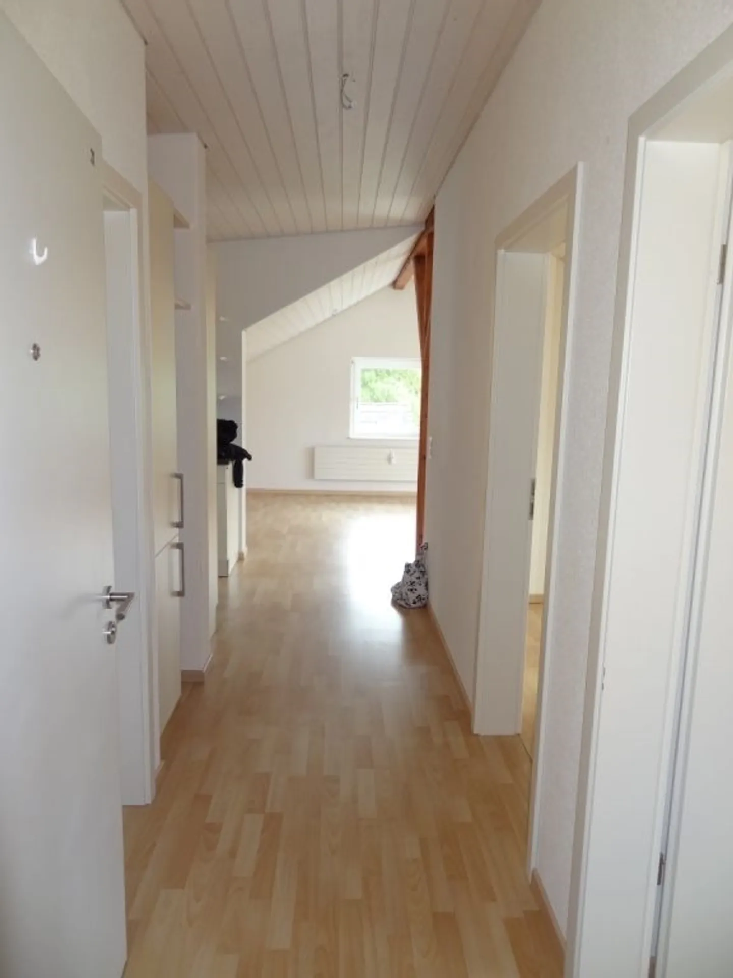 appartement sous les toits lumineux de 3,5 pièces, poutres apparentes, balcon, central, calme, propre machine à laver - Photo 3 sur 10