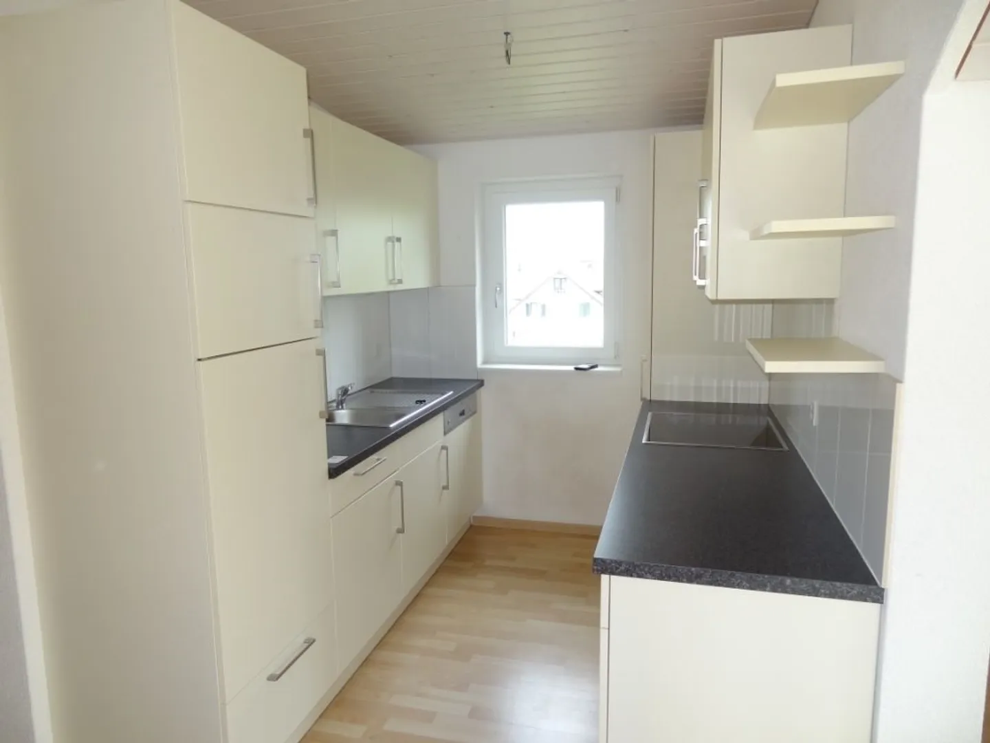 appartement sous les toits lumineux de 3,5 pièces, poutres apparentes, balcon, central, calme, propre machine à laver - Photo 6 sur 10